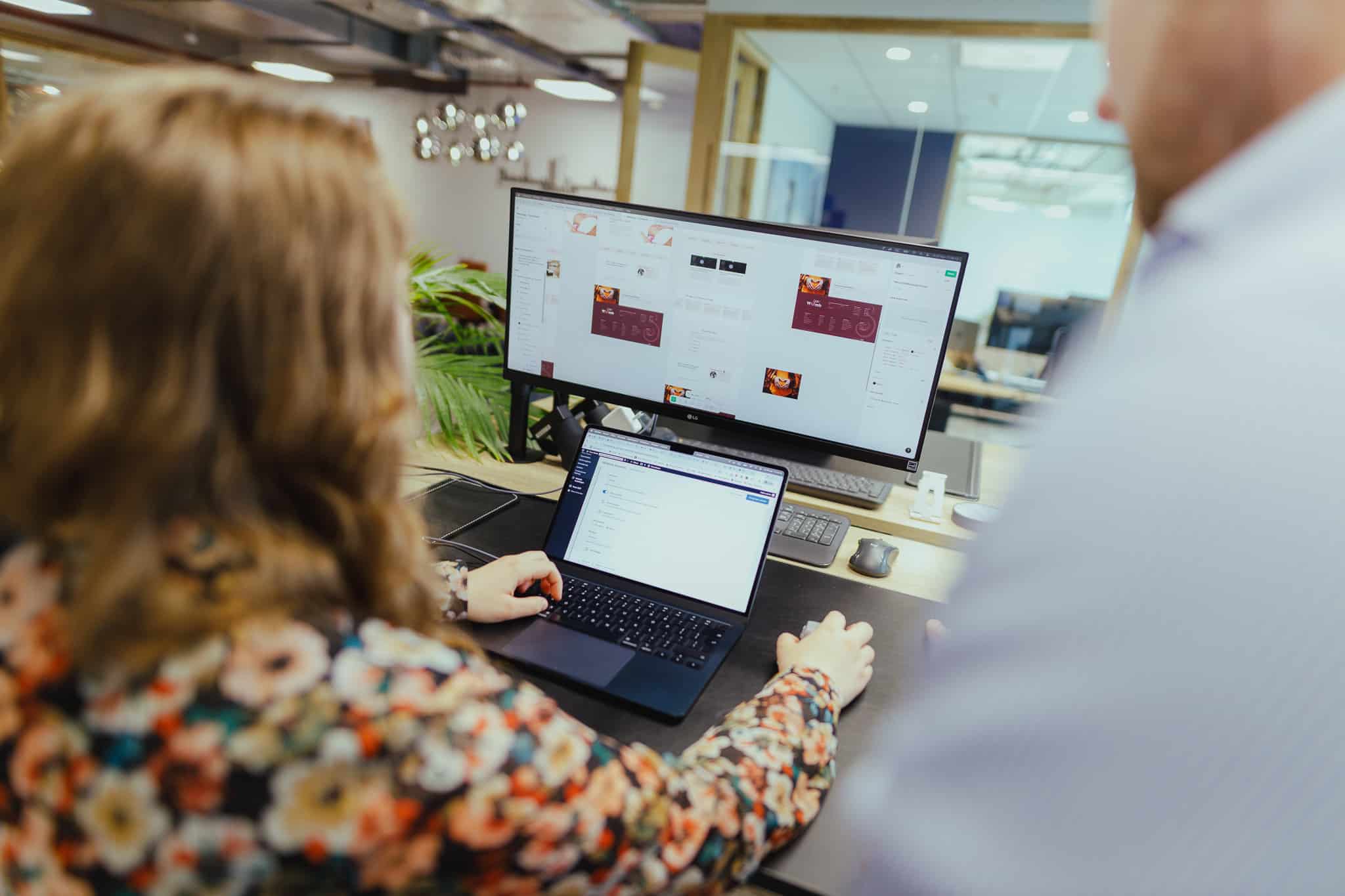 Collega's bezig met branding van bedrijf