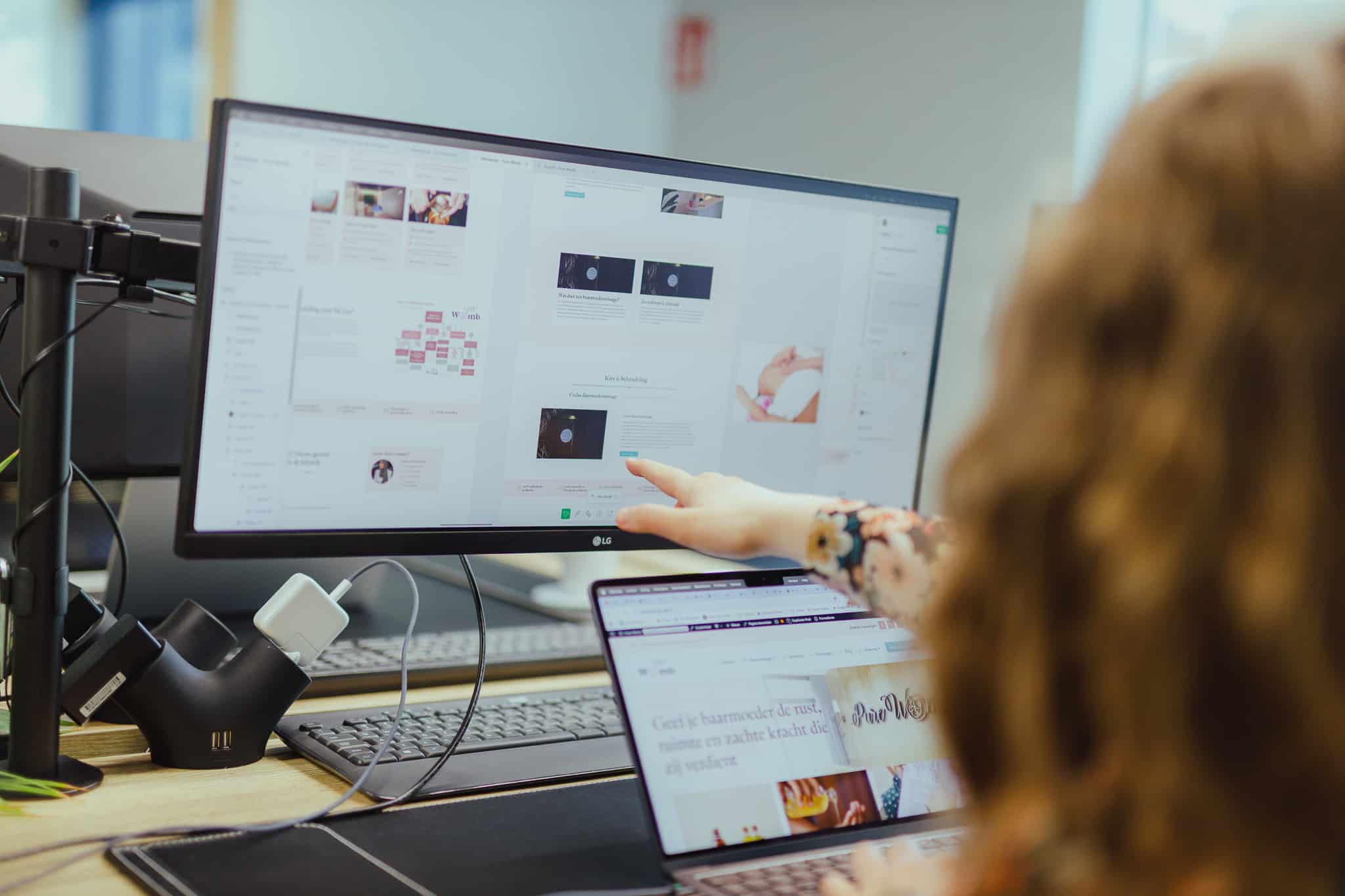 Collega bezig het website optimalisatie