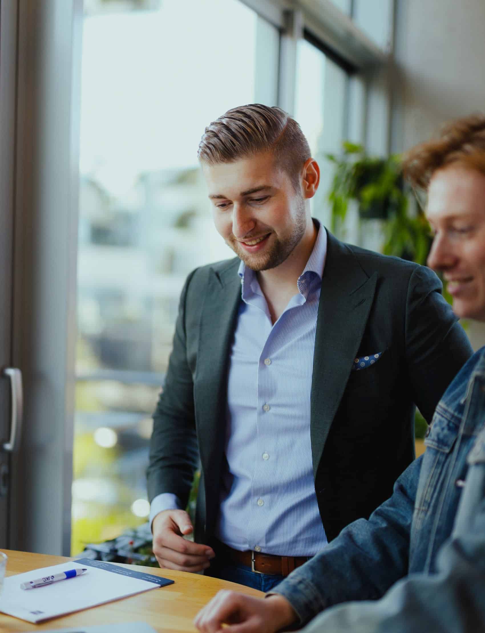 Collega kijkt oplossingen voor meer leads