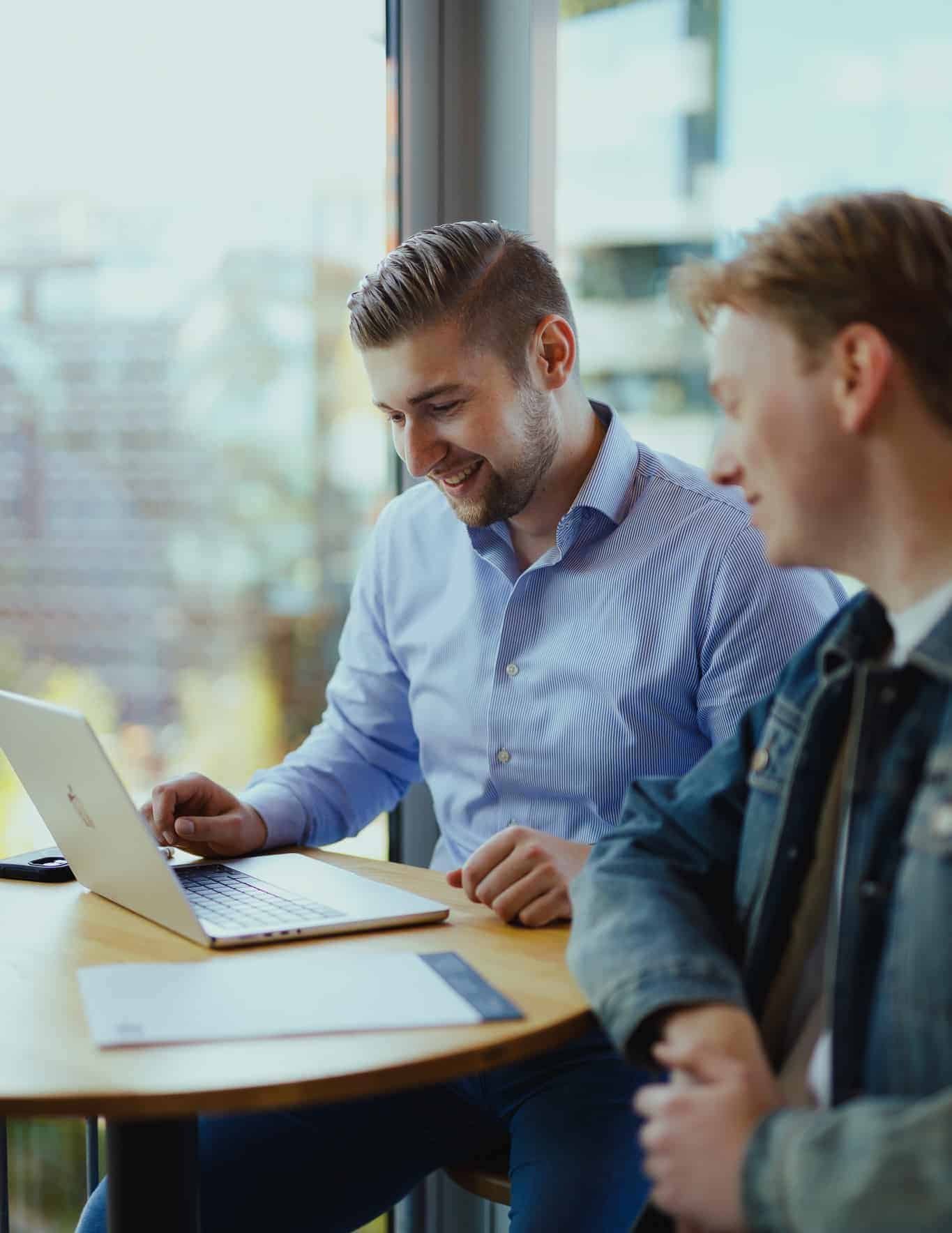 Collega bekijkt naar talent & kandidaten