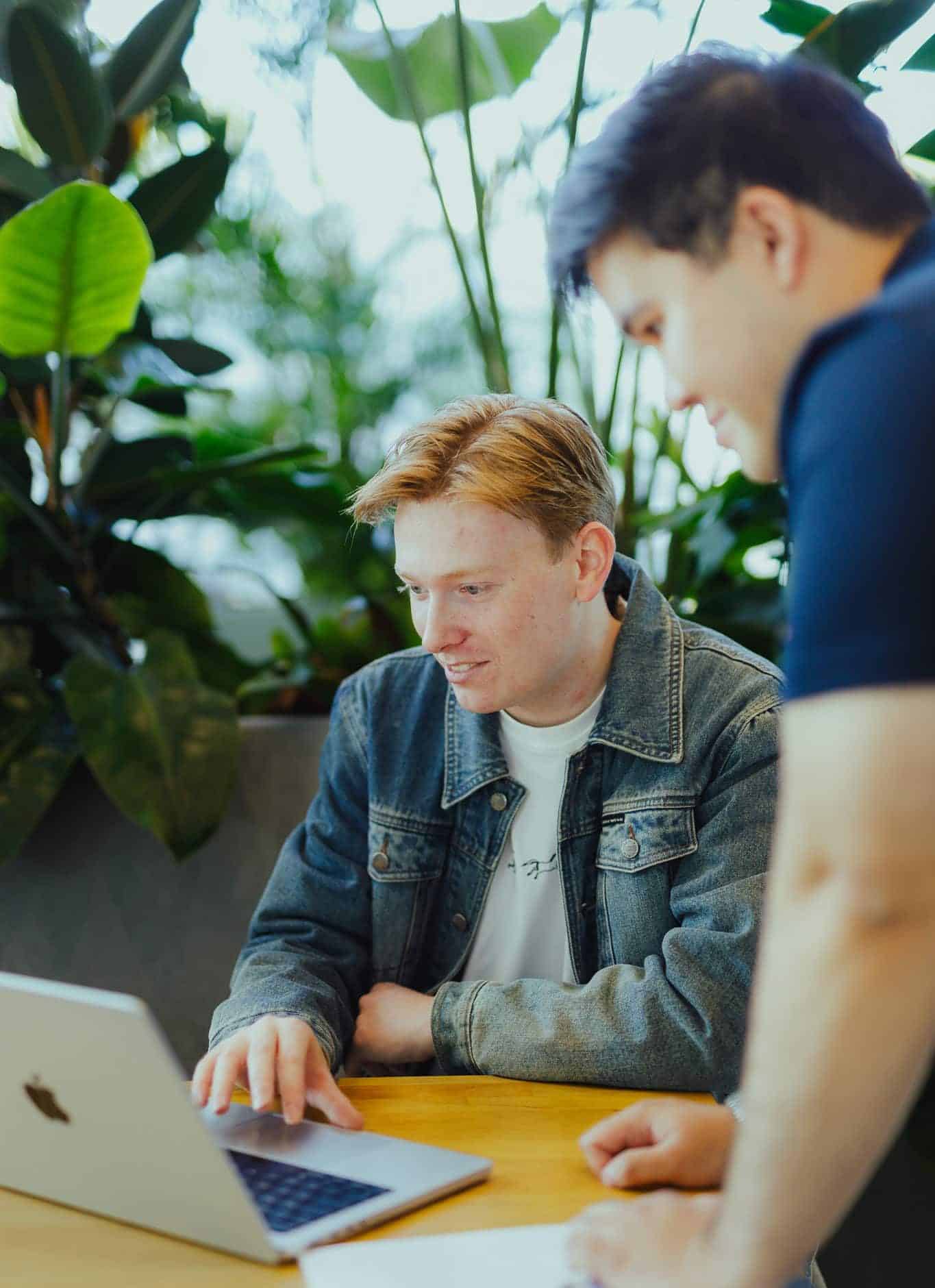 Collega bekijkt online verkoop
