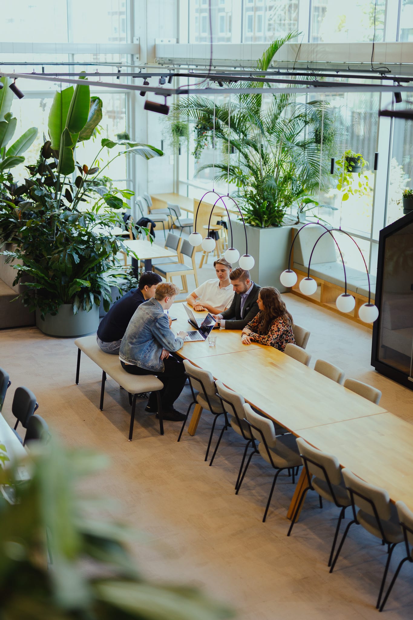 Collega's kijken naar Google advertenties