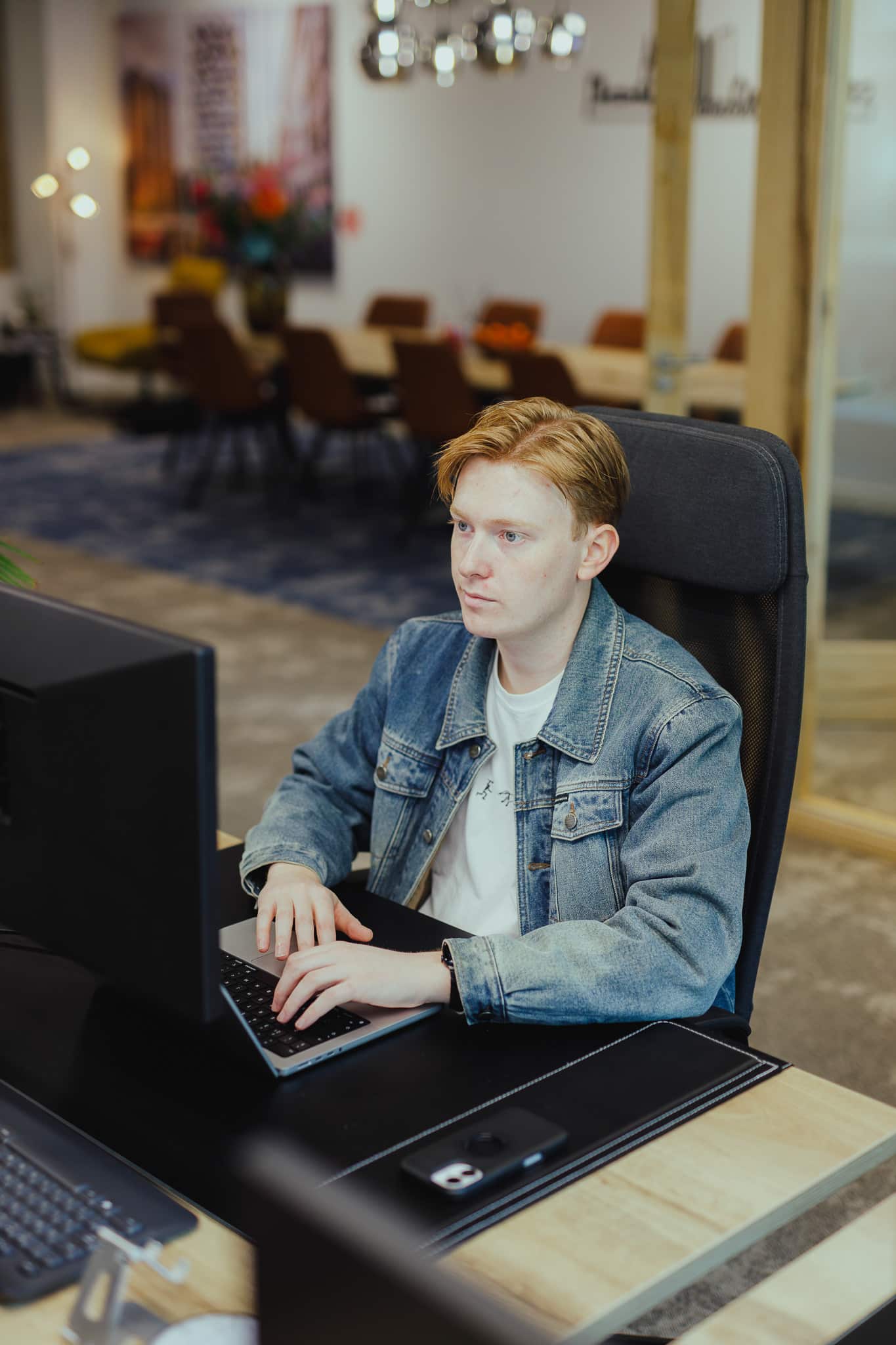 Collega bezig met maatwerk software